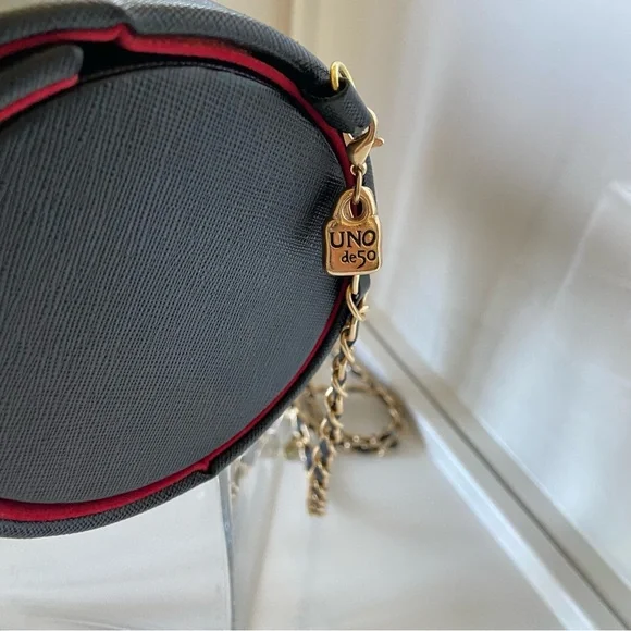 UNO de 50 | Black Travel Jewelry Case w/Gold Chain Adjustable Arm Strap - Picture 8 of 14